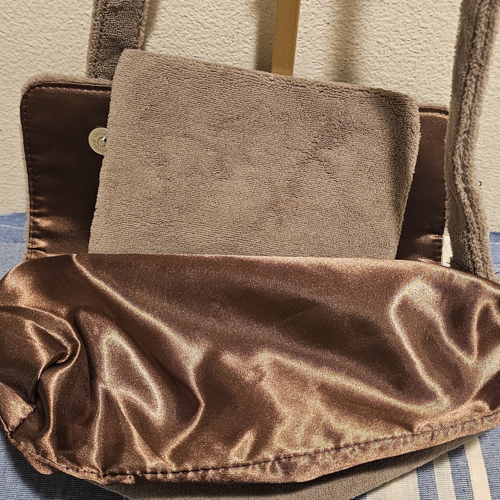 CHANEL Taupe Shoulder Bag with White Logo GWP - Picture 5 of 6